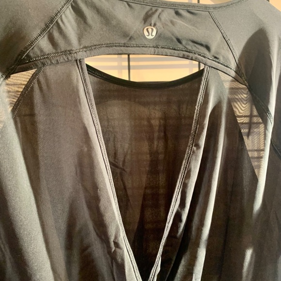 Long-Sleeved + Lightweight Black Mesh Tee: Lululemon - Picture 11 of 14
